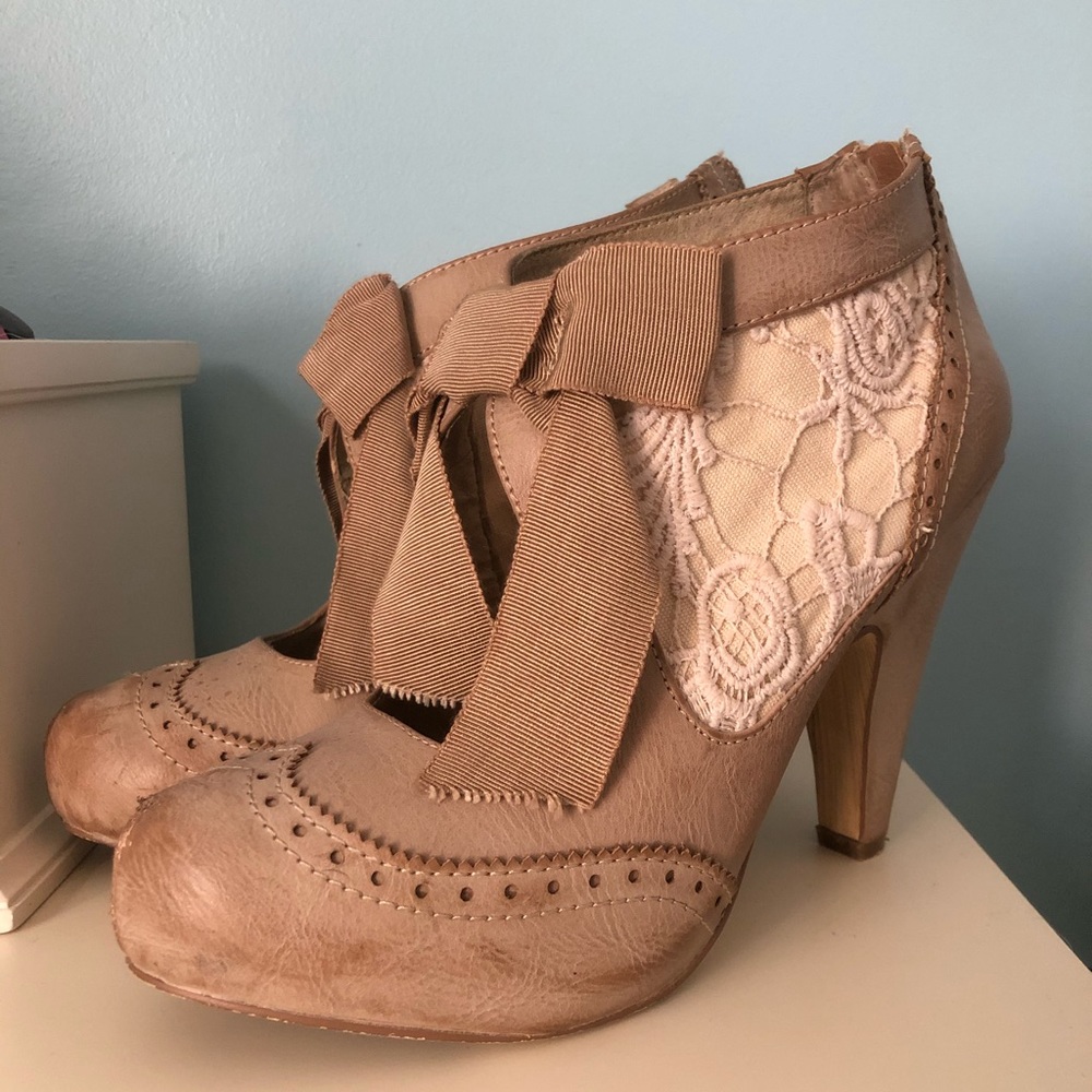 Cut oxford style heels